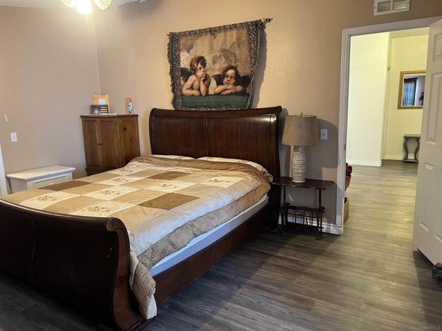 22545 El Centro Rd, Apple Valley CA: https://media.crmls.org/mediaz/9a8cdd63-cc3e-4053-83a0-361d199c86ce.jpg