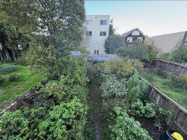 356358 Day Street, San Francisco CA: https://media.crmls.org/mediaz/9a8d6d44-9567-47f7-bd82-dfaedf1a5d61.jpg