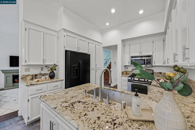 422 Sutton Cir, Danville CA: https://media.crmls.org/mediaz/9a8d8a56-3877-4a25-8ab5-d5af652533e0.jpg