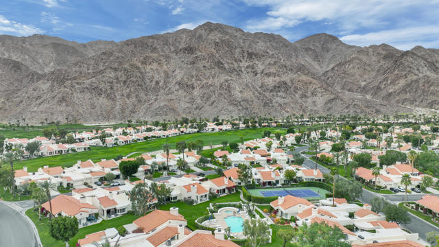 77463 Calle Mazatan, La Quinta CA: https://media.crmls.org/mediaz/9a8dc066-eeda-4727-af63-dd3c110a2e5e.jpg