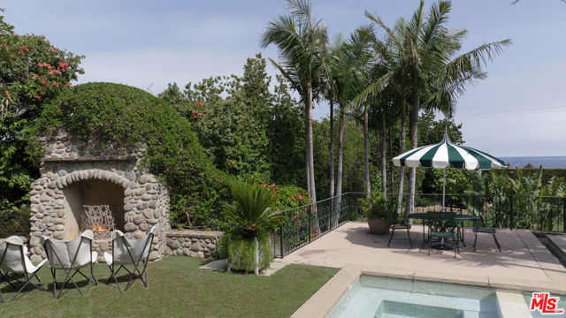26799 Pacific Coast Highway, Malibu CA: https://media.crmls.org/mediaz/9a8e447c-ae90-45a0-90ee-41e3d6fb0912.jpg