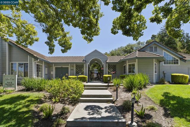 1015 Hidden Oak Ct, Concord CA: https://media.crmls.org/mediaz/9a8e4522-0166-48fd-bcdd-a24b3419b47c.jpg