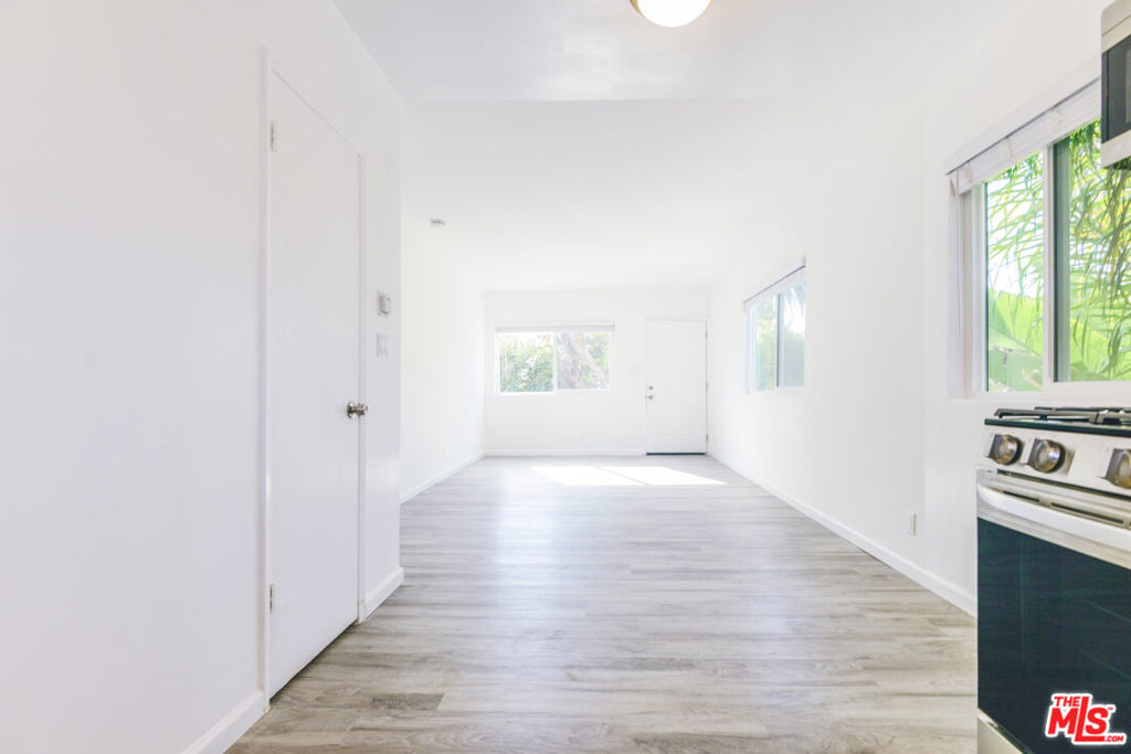https://media.crmls.org/mediaz/9a8e7e1a-1f2d-454b-9782-619caaea8790.jpg?preset=X-Large