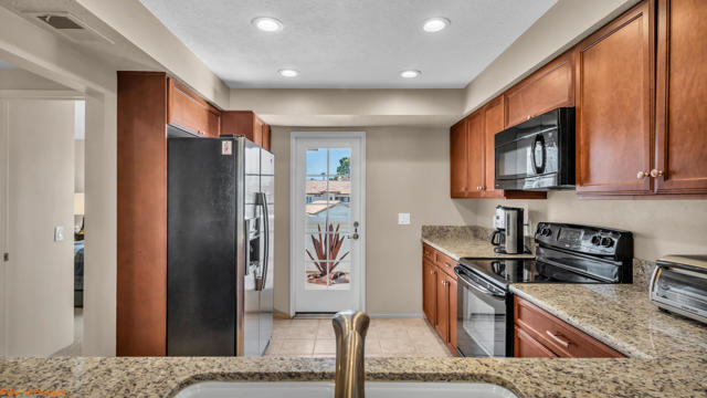 292 Desert Falls E Drive, Palm Desert CA: https://media.crmls.org/mediaz/9a8e8c3a-be1c-4ed0-af81-3f36eb0c6f2f.jpg