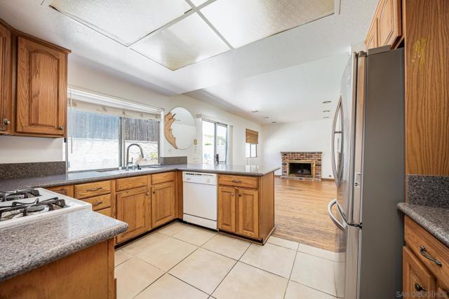 10129 E Glendon Cir, Santee CA: https://media.crmls.org/mediaz/9a8ea341-6fe3-48be-afa6-ef402008728b.jpg
