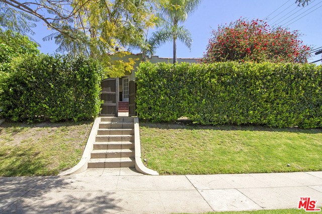 3403 Glenhurst Avenue, Los Angeles CA: https://media.crmls.org/mediaz/9a908bd7-f3f3-4296-a591-eb4598a6d931.jpg