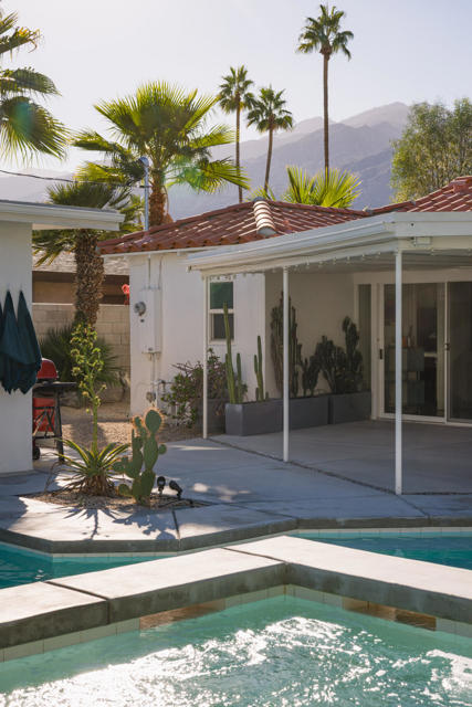 748 N Calle Rolph, Palm Springs CA: https://media.crmls.org/mediaz/9a90f1f0-df0d-4e18-9bfd-74e620600ee6.jpg