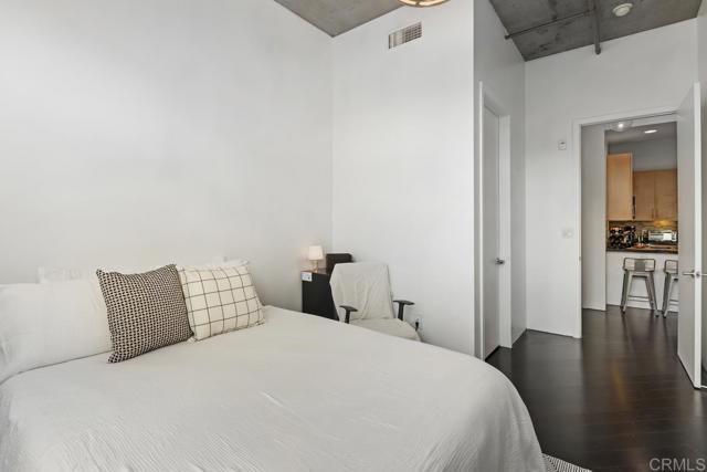 527 10th Avenue, San Diego CA: https://media.crmls.org/mediaz/9a91e8cc-81f8-4248-8548-afa3e830fa5b.jpg