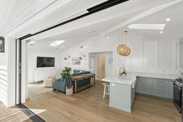 1059 Ocean Blvd, Coronado CA: https://media.crmls.org/mediaz/9a93d7cc-84cd-4ed9-9b01-4f4f3628d26b.jpg