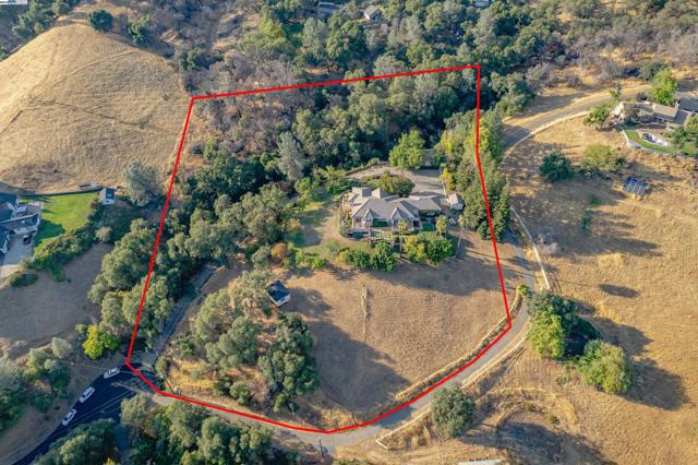 7745 Winter Snow Ct, Newcastle CA: https://media.crmls.org/mediaz/9a94d818-788c-4b67-948b-8899fde95fe9.jpg