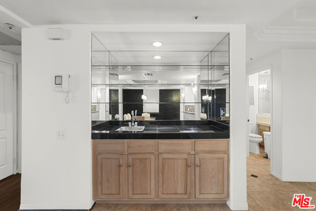 5224 Zelzah Avenue, Encino CA: https://media.crmls.org/mediaz/9a95a4b0-9609-4893-8fda-b89a535687fe.jpg