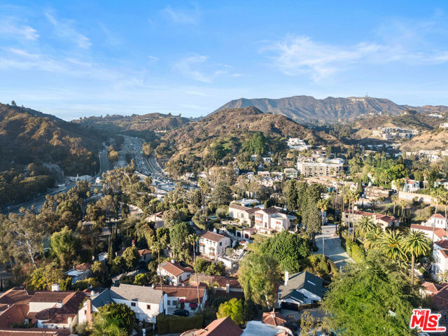 2063 Grace Avenue, Los Angeles CA: https://media.crmls.org/mediaz/9a95db19-94f5-452f-81c6-0ce90135d965.jpg