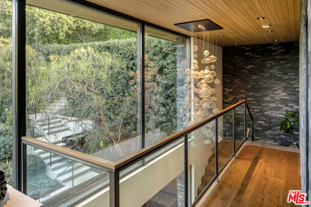 9551 Oak Pass Road, Beverly Hills CA: https://media.crmls.org/mediaz/9a970a61-0fa6-4b1d-9819-820673d519fa.jpg