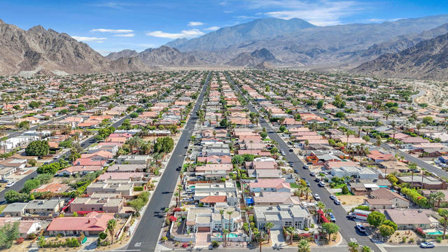 77440 Calle Ensenada, La Quinta CA: https://media.crmls.org/mediaz/9a97e237-aa0c-42a9-8a9c-8a80c5146c21.jpg