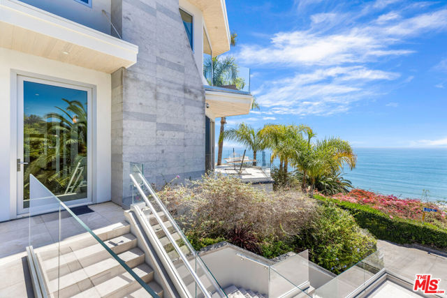 200 ARNO Way, Pacific Palisades CA: https://media.crmls.org/mediaz/9a98e8f5-7f5c-4951-a1c8-43d94e2d195a.jpg