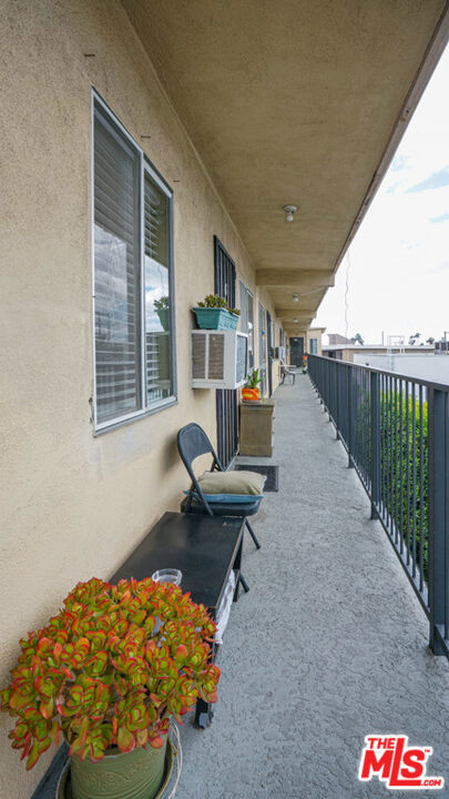 5342 Lexington Avenue, Los Angeles CA: https://media.crmls.org/mediaz/9a991863-a8c9-43c8-98f2-54915ee9efb8.jpg
