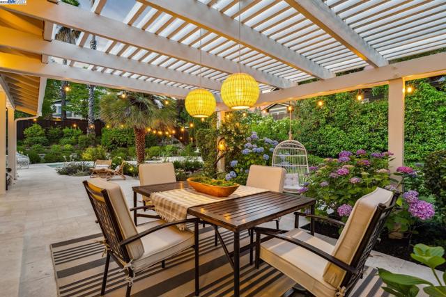 290 Bolla Ave, Alamo CA: https://media.crmls.org/mediaz/9a992d8d-0c1c-4f6e-b340-4f9d22aa1b07.jpg