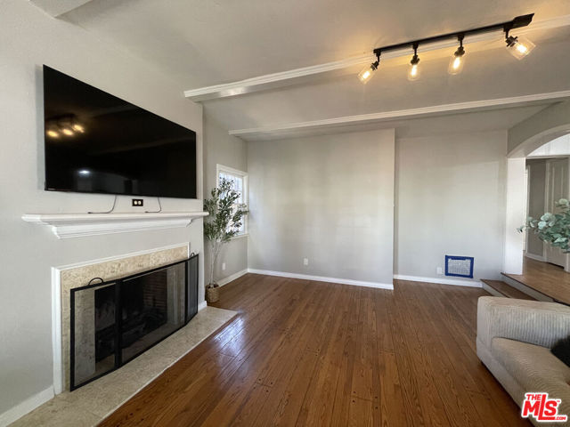 1436 S Spaulding Avenue, Los Angeles CA: https://media.crmls.org/mediaz/9a997918-ac32-4d39-9021-56a2cea98ba2.jpg