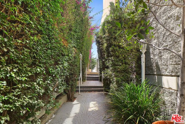723 Palisades Beach Road, Santa Monica CA: https://media.crmls.org/mediaz/9a9a022a-ee83-44e5-871d-6af5da7b8ad0.jpg