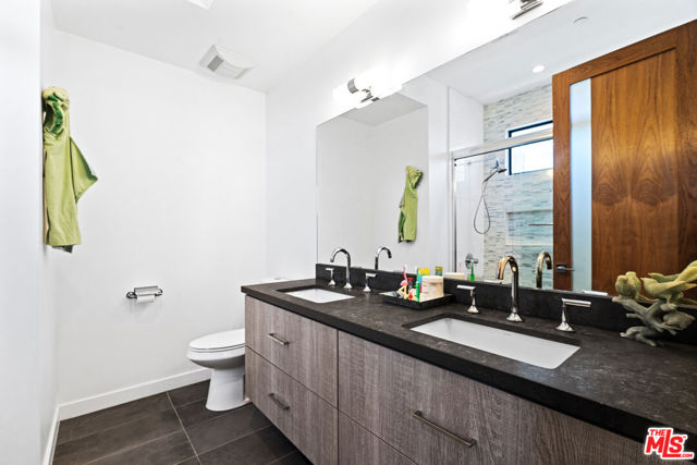 11900 Washington Place, Los Angeles CA: https://media.crmls.org/mediaz/9a9a02f0-135e-4b4c-959c-083431584916.jpg