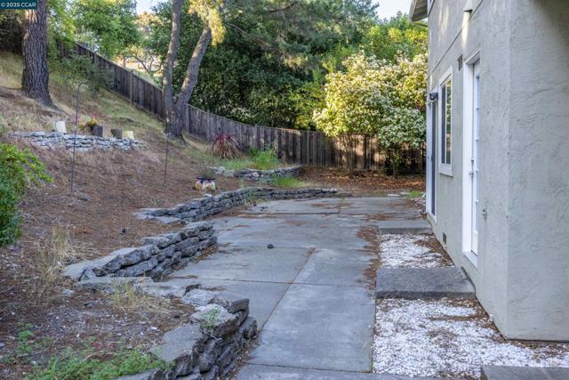 320 Miranda Ln, Alamo CA: https://media.crmls.org/mediaz/9a9b2d81-a50a-4e81-823e-c909a230c4bf.jpg