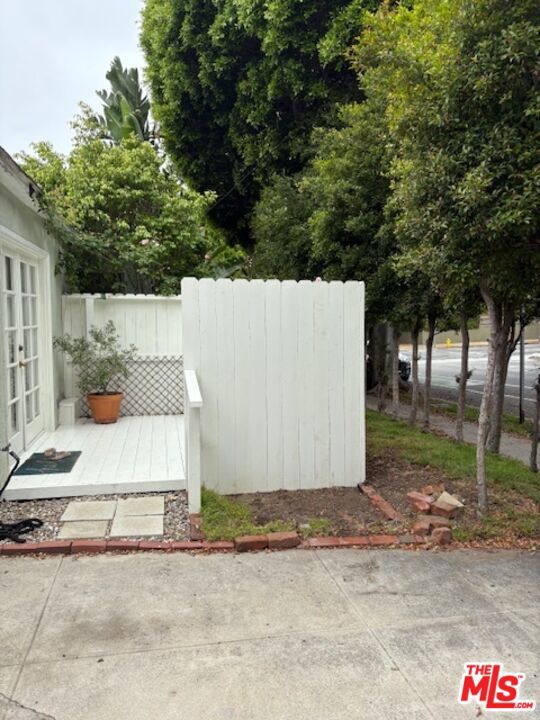 1301 Stanford St, Santa Monica CA: https://media.crmls.org/mediaz/9a9b6321-fb51-4f41-9e1d-f59102b967a0.jpg