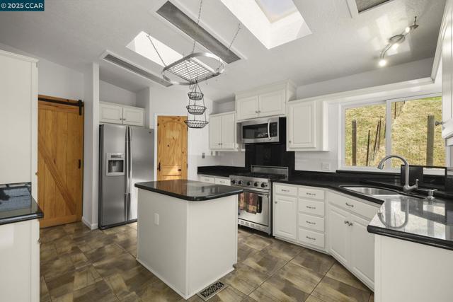 2251 Rancho Del Lago Rd, Martinez CA: https://media.crmls.org/mediaz/9a9bd9b0-0aa7-4826-972a-3b2b13f99605.jpg