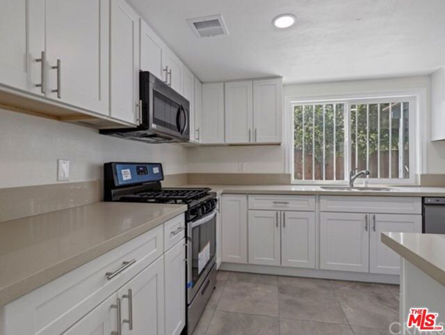 7803 Goldmine Lane, Lake Balboa CA: https://media.crmls.org/mediaz/9a9ca235-5c5c-4515-98dd-41f4d63281be.jpg