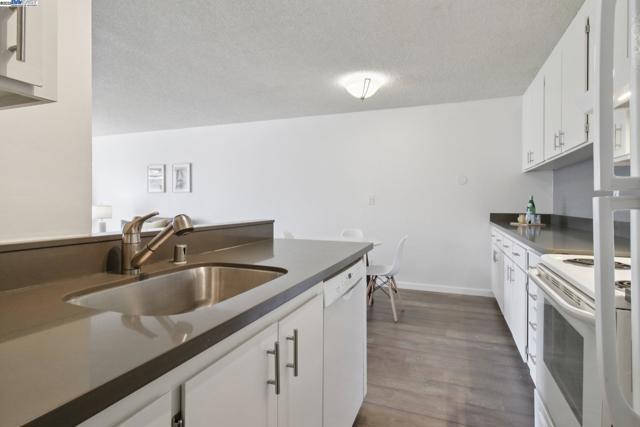 950 Shorepoint Ct, Alameda CA: https://media.crmls.org/mediaz/9a9d2f28-ed74-4f9e-b281-d9e5698ad65d.jpg
