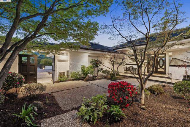 11 Leslyn Lane, Lafayette CA: https://media.crmls.org/mediaz/9a9d6151-fd96-4fcd-949e-f2483f958fd0.jpg