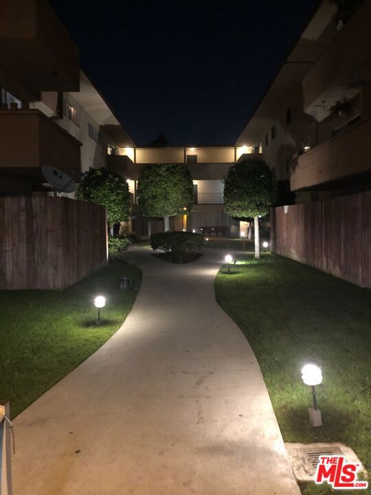 855 Victor Avenue 305