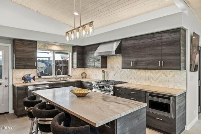 1322 Weymouth Lane, Ventura CA: https://media.crmls.org/mediaz/9a9f6acc-6d17-43d1-a6f4-041ab8beb854.jpg