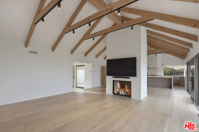 24728 Vantage Point Terrace, Malibu CA: https://media.crmls.org/mediaz/9a9fa7e0-e52f-48b9-a4c2-c1f79b1bb5f1.jpg