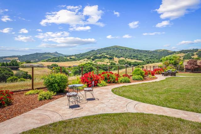 531 Via Vaquero Sur, San Juan Bautista CA: https://media.crmls.org/mediaz/9aa00b0a-393f-4b25-9ea8-83d81f672965.jpg