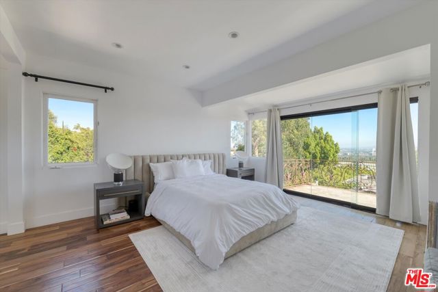 1300 Summitridge Drive, Beverly Hills CA: https://media.crmls.org/mediaz/9aa058e1-a88d-4115-b988-164ab9adb6e2.jpg