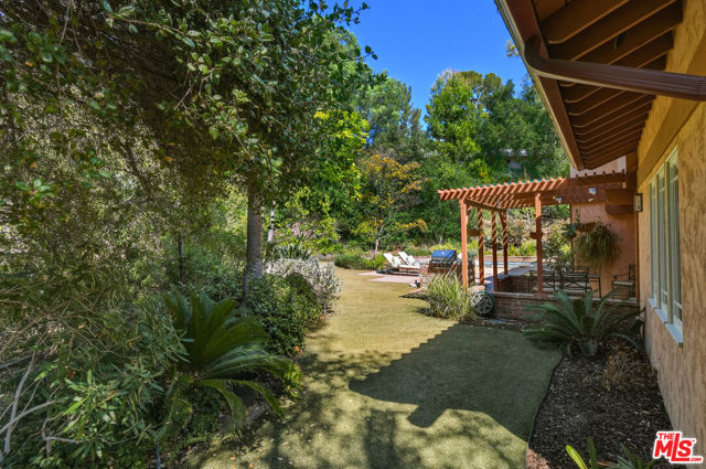 4734 Louise Avenue photo 66