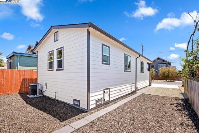 917 Channing Way, Berkeley CA: https://media.crmls.org/mediaz/9aa0d888-7460-4364-856e-0a5afa5fae43.jpg