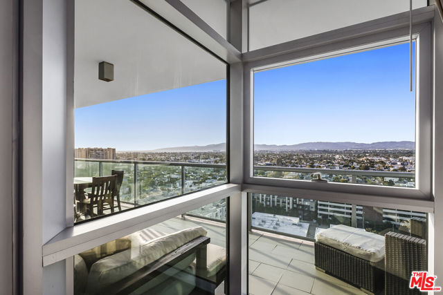 13700 Marina Pointe Drive, Marina del Rey CA: https://media.crmls.org/mediaz/9aa12059-e407-48af-9bc2-ddc5ee62b06d.jpg