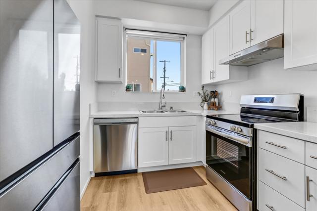 Detail Gallery Image 6 of 30 For 402 Creekside Cir, San Diego,  CA 92114 - 3 Beds | 3 Baths