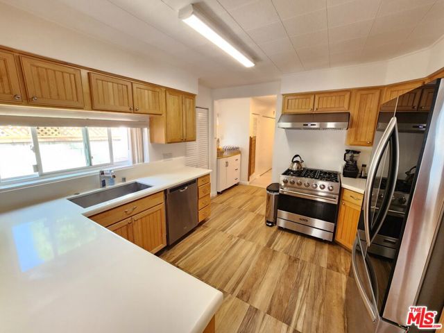 8130 Grimsby Avenue, Los Angeles CA: https://media.crmls.org/mediaz/9aa23153-ec17-4794-9a49-1e7ce26afdc7.jpg