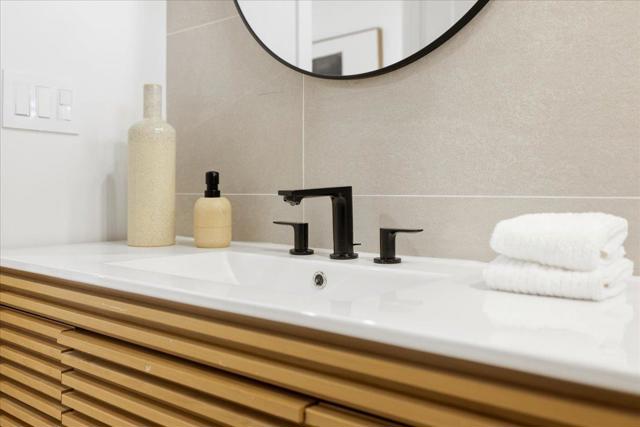 852 La Para Avenue, Palo Alto CA: https://media.crmls.org/mediaz/9aa3883c-aebd-4d7e-983a-35b8c3e9d4f1.jpg