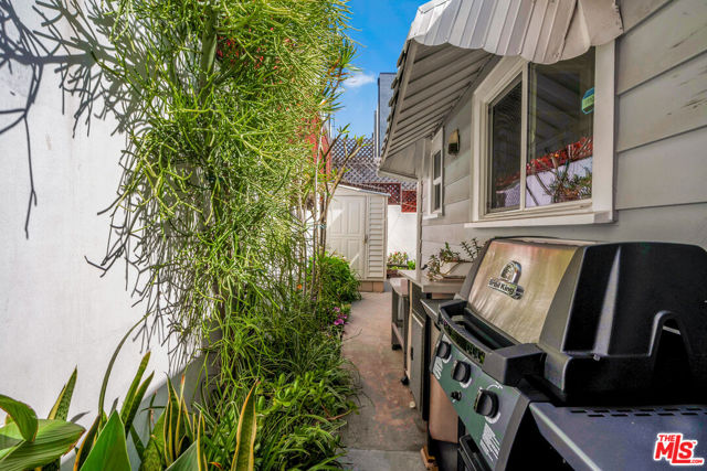 461 N St Andrews Place, Los Angeles CA: https://media.crmls.org/mediaz/9aa3ae66-3636-4a5b-a9d9-1a9f90bd0b25.jpg