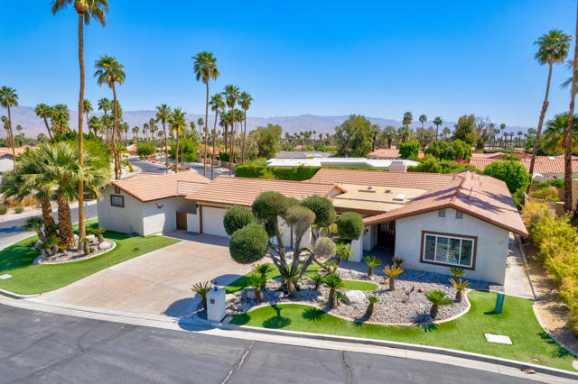 39060 Kilimanjaro Court, Palm Desert CA: https://media.crmls.org/mediaz/9aa4ca6e-d13b-45cc-89aa-8190bda8ce1f.jpg