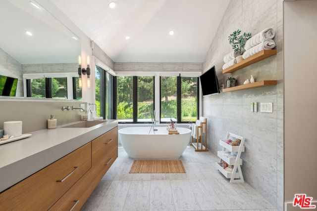 23180 Park Blanco, Calabasas CA: https://media.crmls.org/mediaz/9aa5192f-ae05-4e5a-8613-0c76868b43c3.jpg