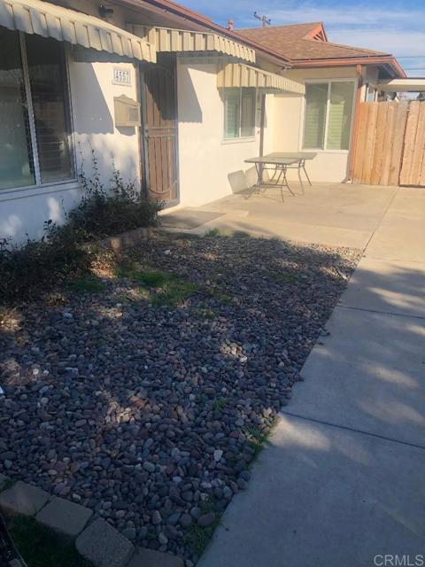 Detail Gallery Image 2 of 9 For 4557 Clairemont Dr., San Diego,  CA 92117 - 2 Beds | 1 Baths