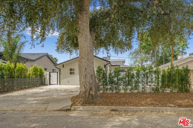 6835 Yolanda Ave, Reseda CA: https://media.crmls.org/mediaz/9aa7fc7a-e9e2-49f9-94e9-8e4c2798b8ae.jpg