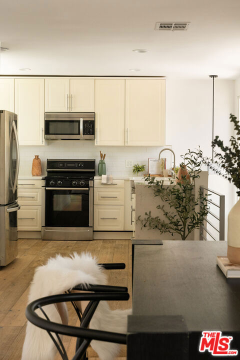 12366 Laurel Terrace Drive, Studio City CA: https://media.crmls.org/mediaz/9aa87d68-f587-405f-8192-f1c3c69c8a37.jpg