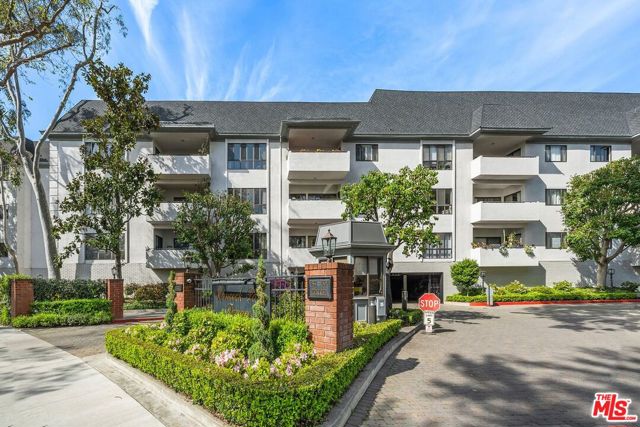 645 Wilcox Avenue, Los Angeles CA: https://media.crmls.org/mediaz/9aa89945-810c-4211-94cb-5c625b2ba17b.jpg