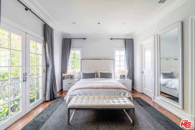 727 N Alta Drive, Beverly Hills CA: https://media.crmls.org/mediaz/9aa89e14-9a81-46e2-8312-c616f80706f3.jpg