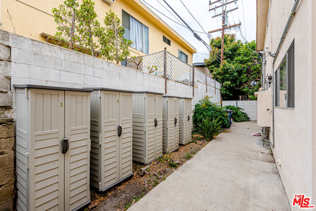 553 N Flores Street, West Hollywood CA: https://media.crmls.org/mediaz/9aa8fe1b-591e-4070-b78d-ae97c30fefa9.jpg